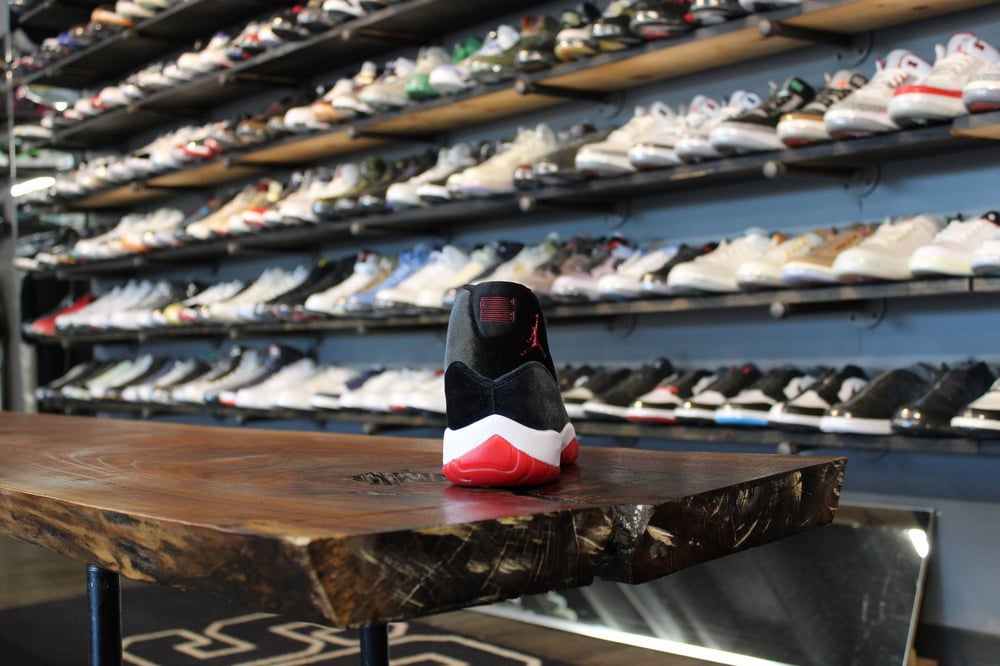 AIR JORDAN XI (11) "VELVET/BRED"