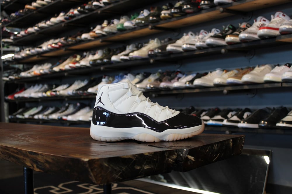 AIR JORDAN XI (11) "NEAPOLITAN" WMNS