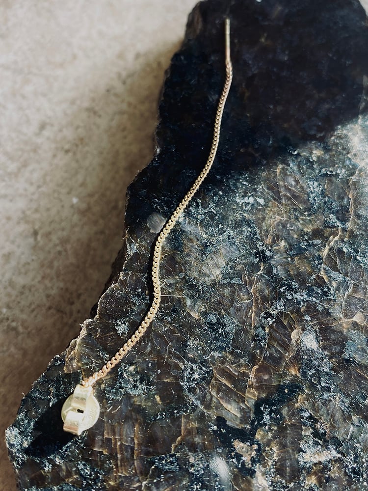 AS FINE AS IT CAN BE
A  DELICATE MATTER

This ultra-slim chain earpiece embodies a refined simplicity.
Made from pure 14k gold that glistens beautifully in the light and appears to be floating in your ear.

A sleek, timeless and sensual silhouette addition to any outfit.

Sold as a single piece and set as well.