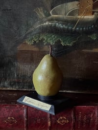 Poire en papier mâché « Hélène Grégoire »