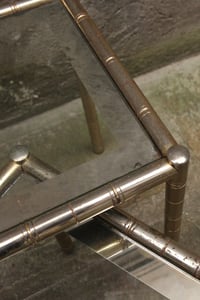 Image 5 of Paire de tables basses gigognes en métal doré effet bambou