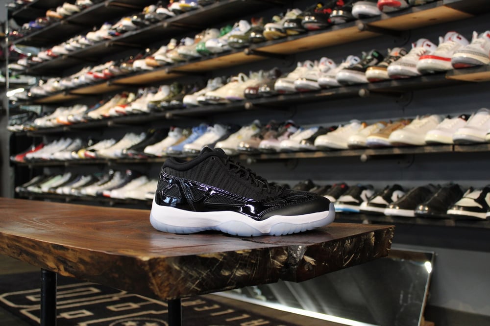 AIR JORDAN XI LOW IE (11) "SPACE JAM"