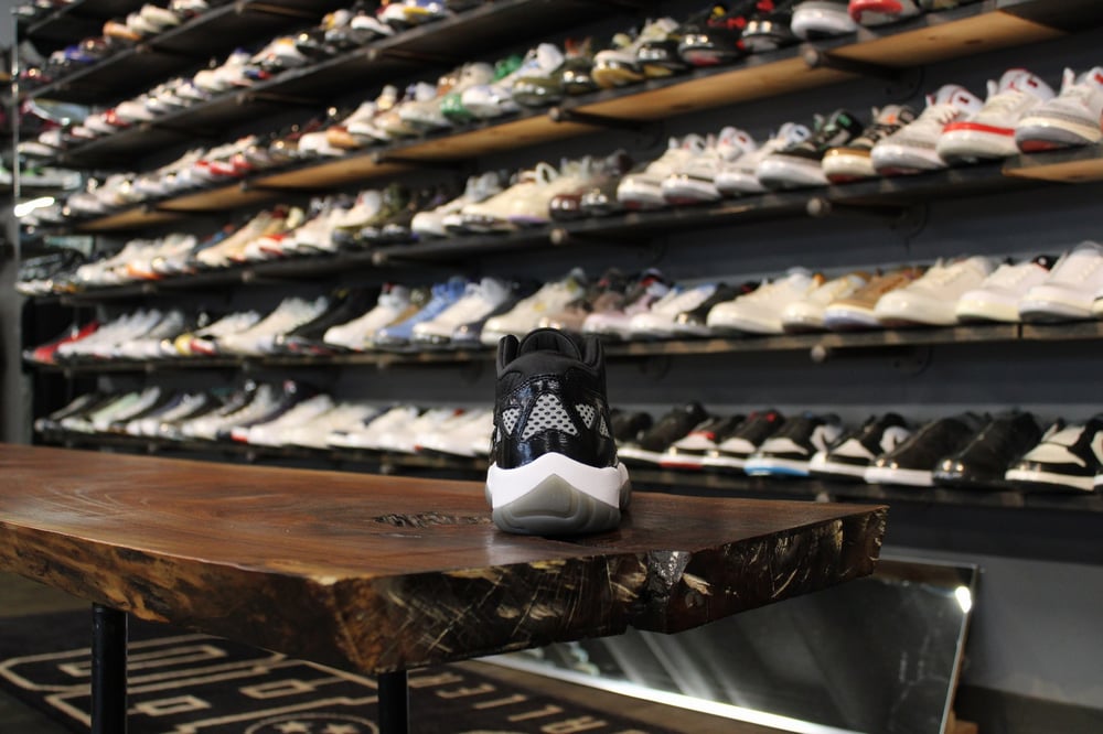 AIR JORDAN XI LOW IE (11) "CRAFT/BLK"