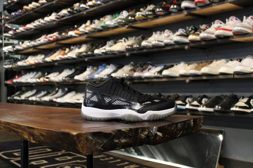 AIR JORDAN XI LOW IE (11) "CRAFT/BLK"