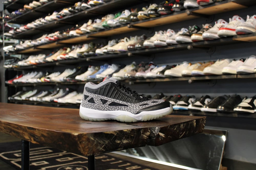 AIR JORDAN XI LOW IE (11) "BLACK CEMENT"