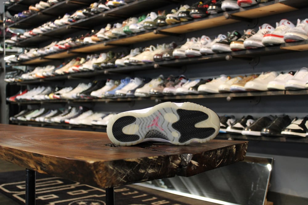 AIR JORDAN XI LOW IE (11) "BLACK CEMENT"
