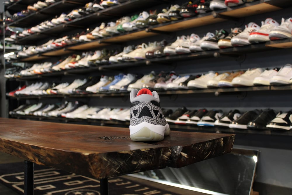 AIR JORDAN XI LOW IE (11) "BLACK CEMENT"