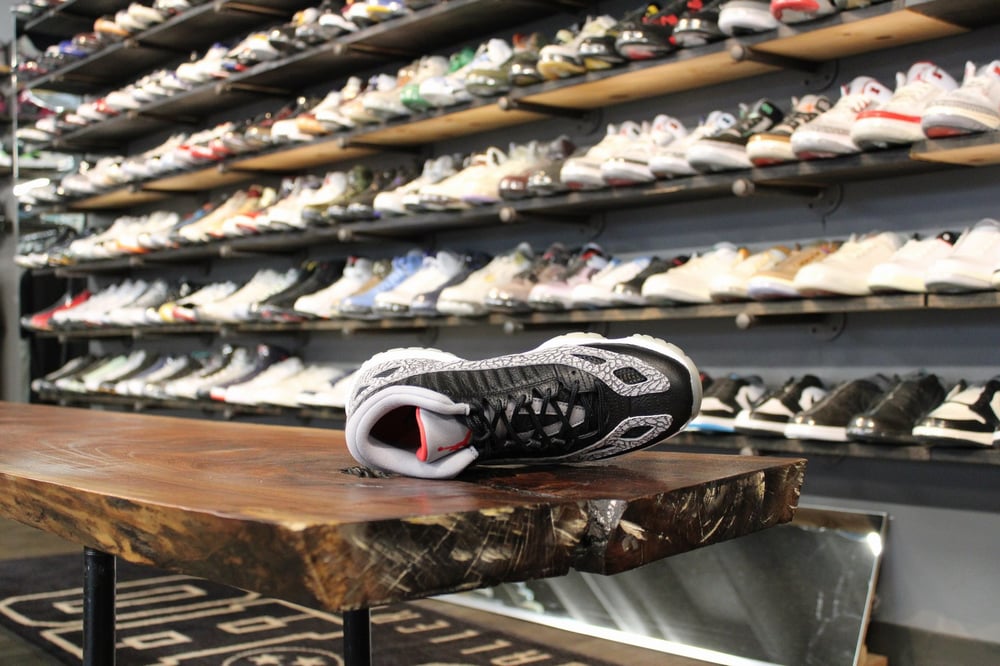 AIR JORDAN XI LOW IE (11) "BLACK CEMENT"