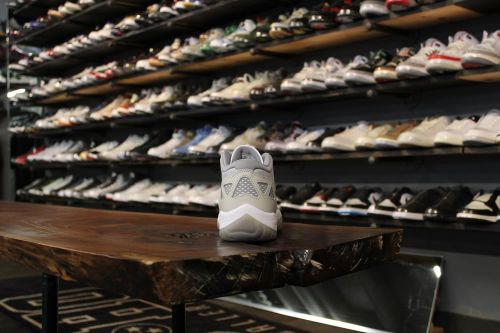AIR JORDAN XI LOW IE (11) "LIGHT OREWOOD"