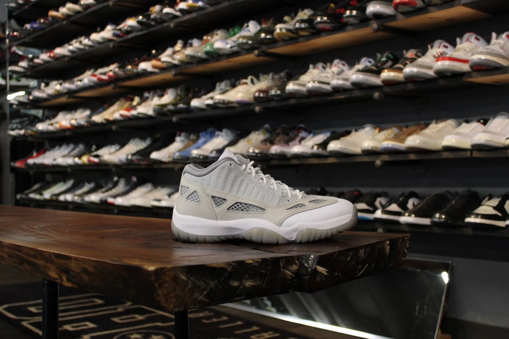 AIR JORDAN XI LOW IE (11) "LIGHT OREWOOD"