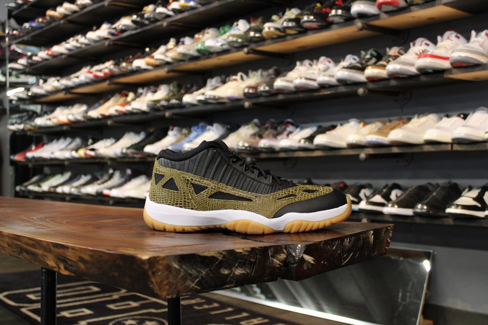 AIR JORDAN XI LOW IE (11) "CROC/GUM"