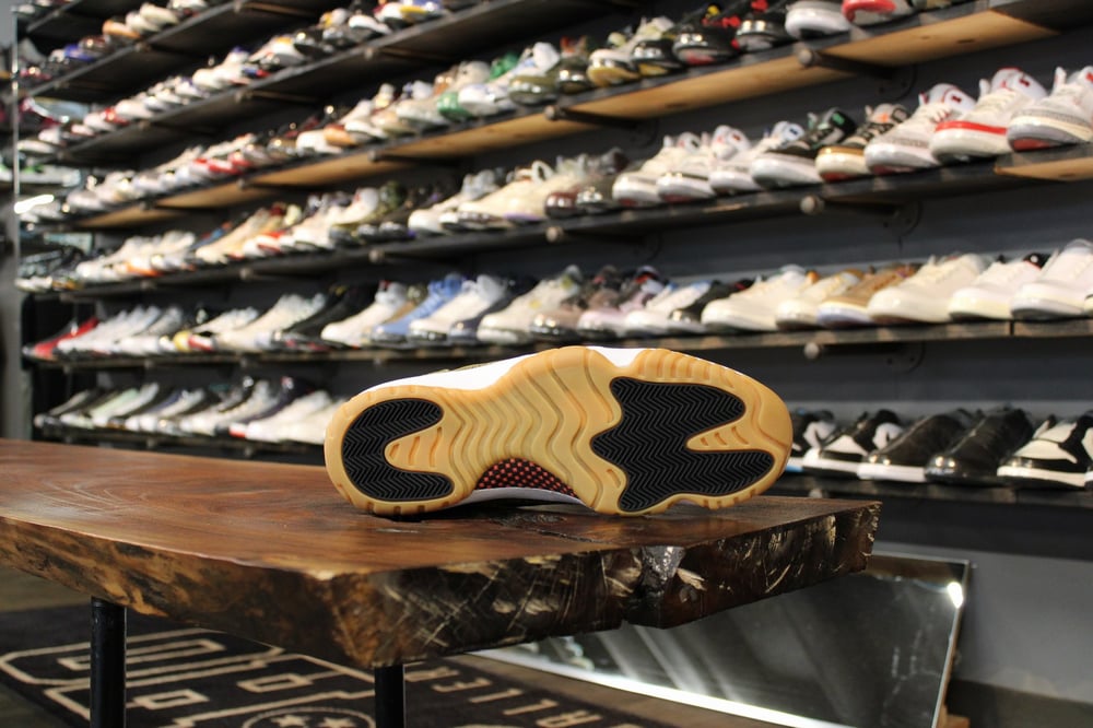 AIR JORDAN XI LOW IE (11) "CROC/GUM"