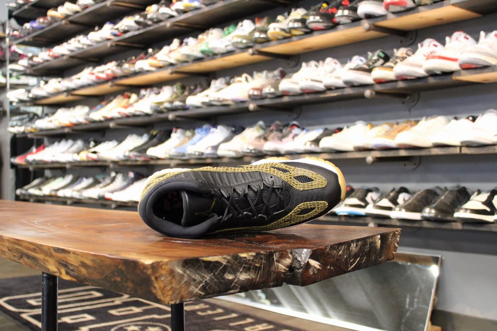 AIR JORDAN XI LOW IE (11) "CROC/GUM"