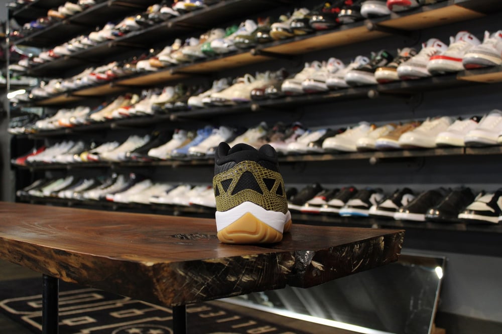 AIR JORDAN XI LOW IE (11) "CROC/GUM"