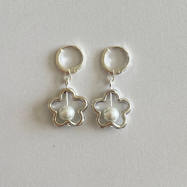 metal flower star silver huggie earrings