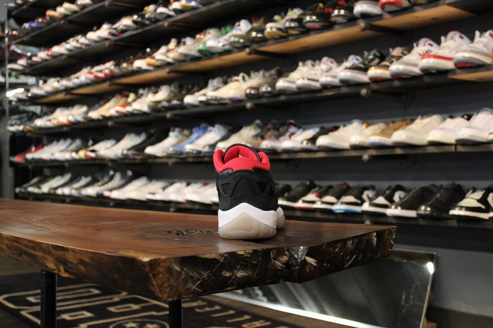AIR JORDAN XI LOW IE (11) "BLK/TRUE RED"