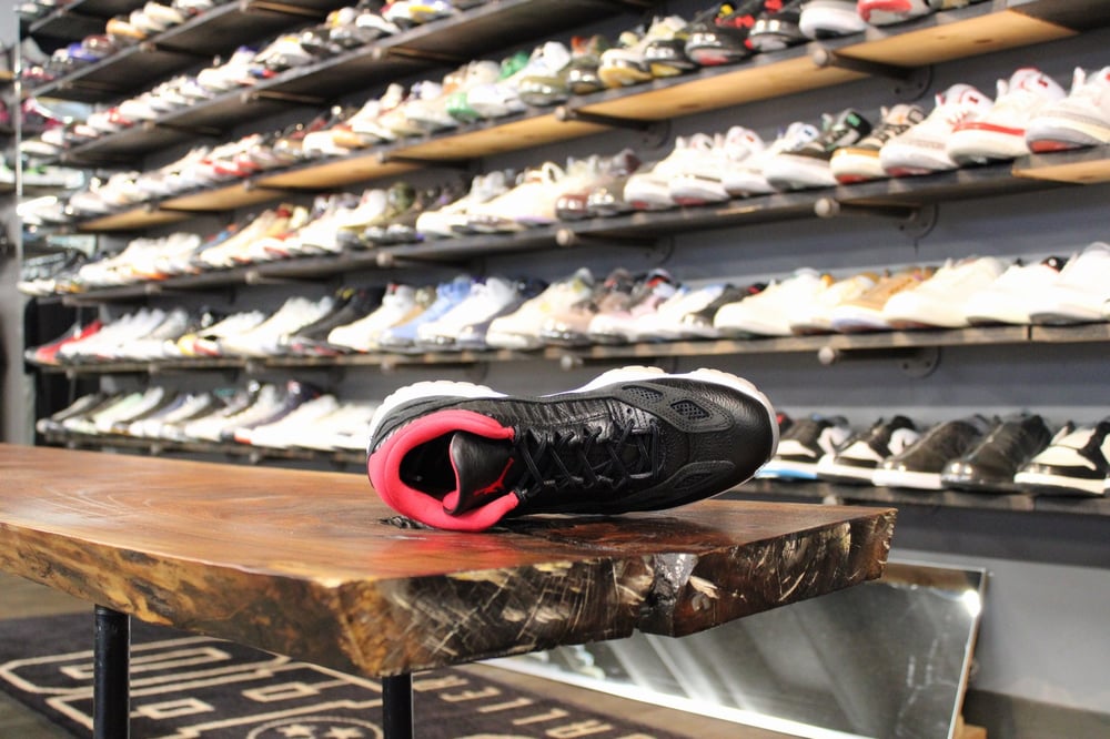 AIR JORDAN XI LOW IE (11) "BLK/TRUE RED"