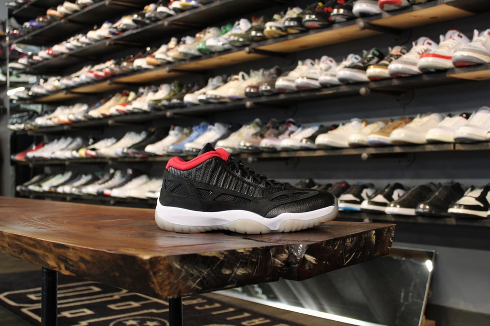 AIR JORDAN XI LOW IE (11) "BLK/TRUE RED"