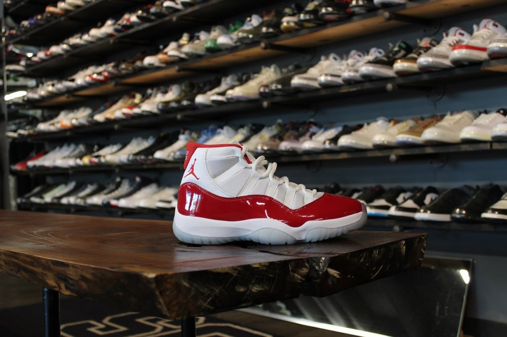 AIR JORDAN XI (11) "WHT/VARSITY RED"