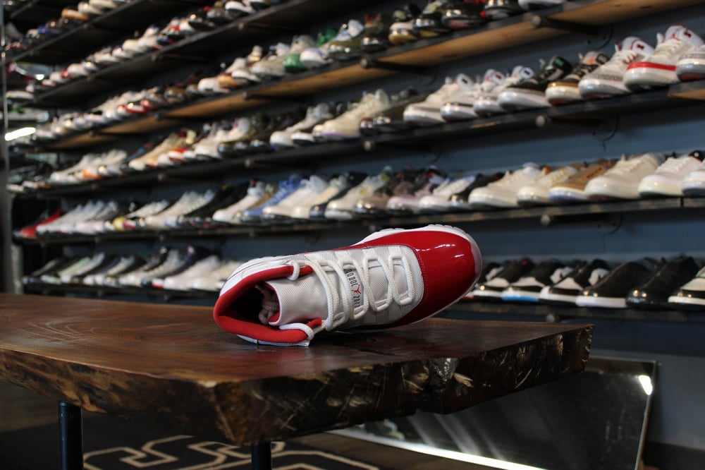 AIR JORDAN XI (11) "WHT/VARSITY RED"