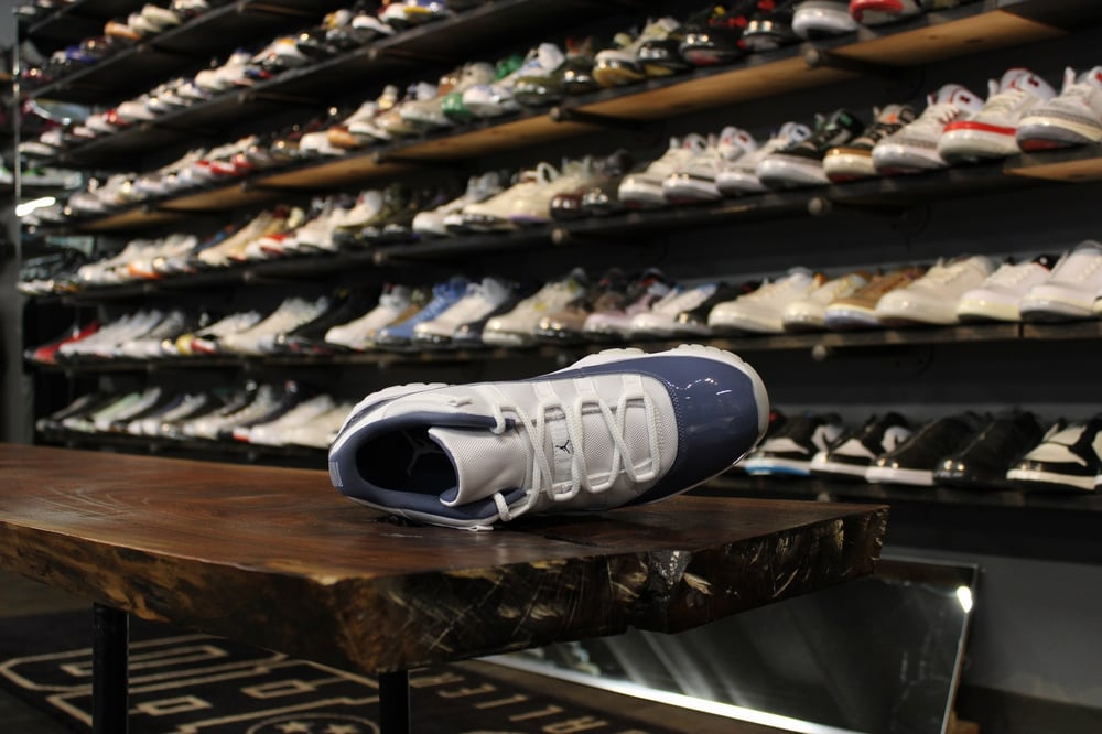 AIR JORDAN XI LOW (11) "DIFFUSED BLUE"