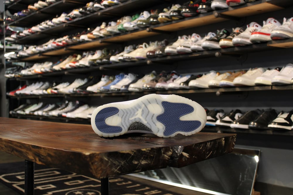 AIR JORDAN XI LOW (11) "DIFFUSED BLUE"