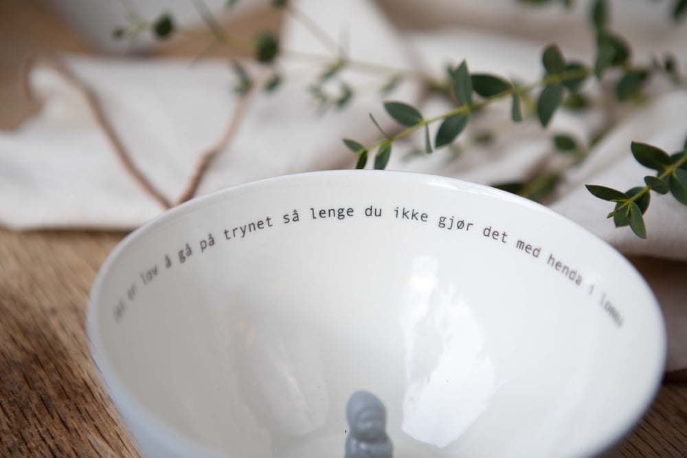 Image of Skål med tekst:"Det er lov å gå på trynet så lenge du ikke gjør det med henda i lomma"