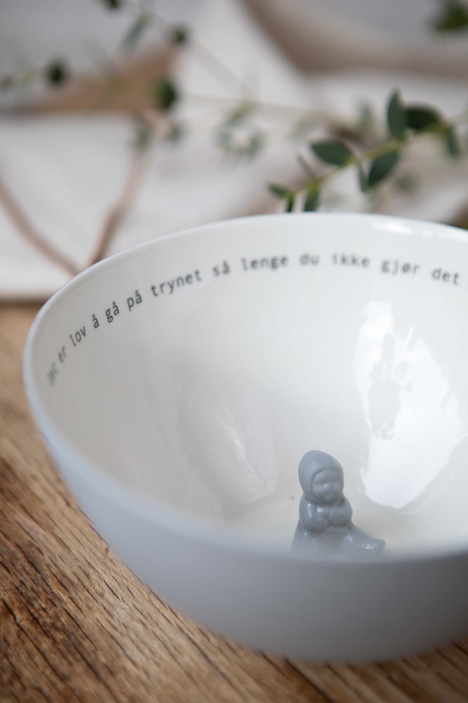 Image of Skål med tekst:"Det er lov å gå på trynet så lenge du ikke gjør det med henda i lomma"