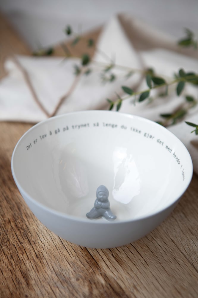 Image of Skål med tekst:"Det er lov å gå på trynet så lenge du ikke gjør det med henda i lomma"