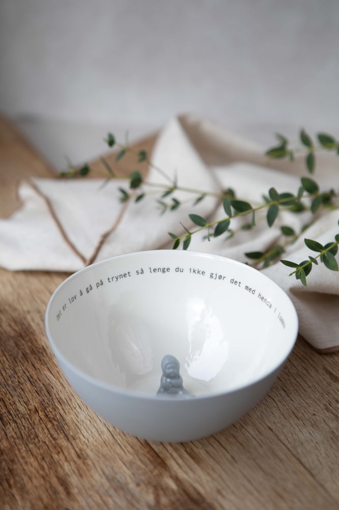 Image of Skål med tekst:"Det er lov å gå på trynet så lenge du ikke gjør det med henda i lomma"