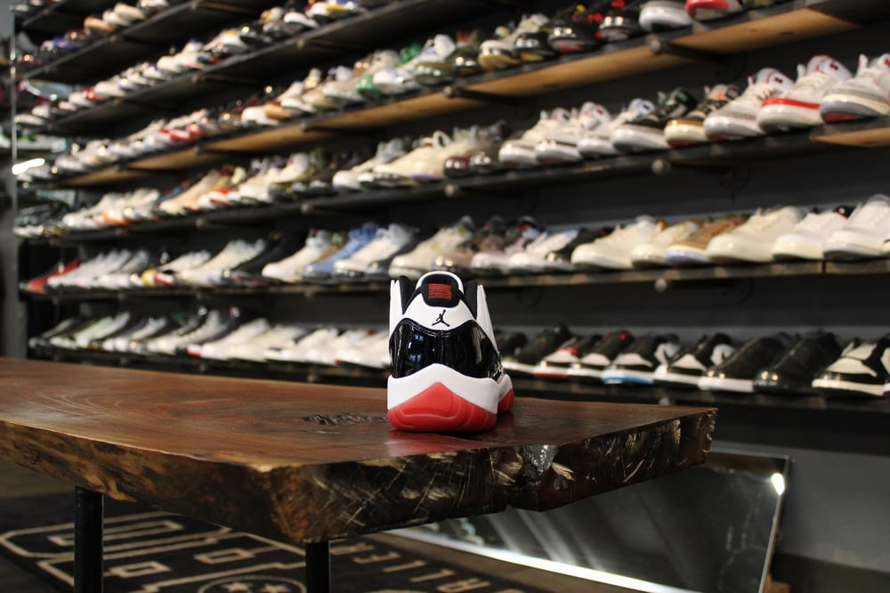 AIR JORDAN XI LOW (11) "CONCORD/BRED"