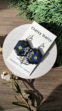 Black Dangle : Blue Daisy