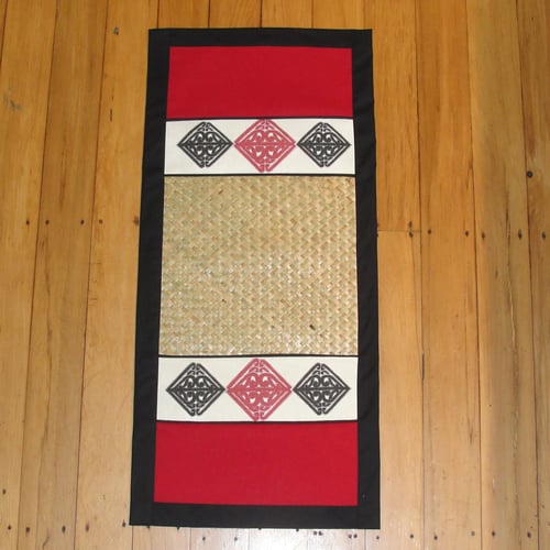 Image of Pā o te hā small runner or centre piece