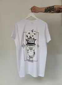 T-SHIRT "VASE MIT SCHLANGE" WEISS