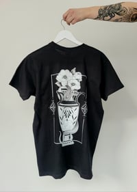 T-SHIRT "VASE MIT SCHLANGE" SCHWARZ
