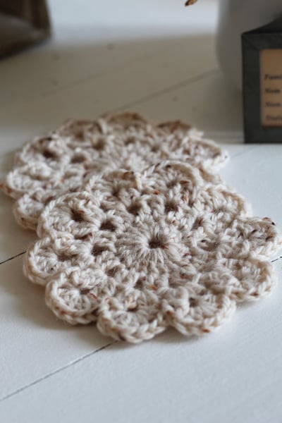 Image of Sous-tasses/napperon fleur au crochet 