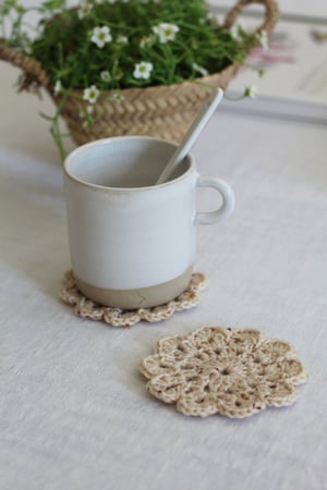 Image of Sous-tasses/napperon fleur au crochet