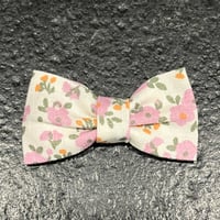 Image 1 of Barrette fleurs rose et verte fond blanc 