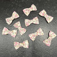 Image 2 of Barrette fleurs rose et verte fond blanc 
