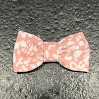 Image 1 of Barrette fleurs blanches fond saumon 