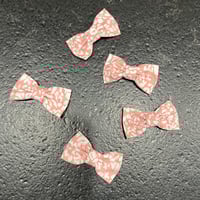 Image 2 of Barrette fleurs blanches fond saumon 