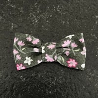 Image 1 of Barrette verte fleurs rose 