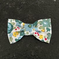 Image 1 of Barrette fleurie verte 