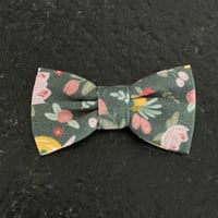 Image 1 of Barrette verte fleurie 