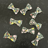 Image 2 of Barrette verte fleurie 