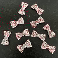 Image 2 of Barrette à fleurs grises
