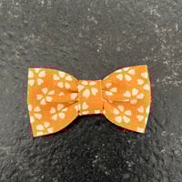 Image 1 of Barrette fleurs moutarde 2 tons 
