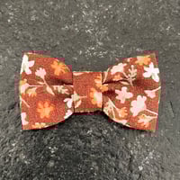 Image 1 of Barrette fleurie chocolat 