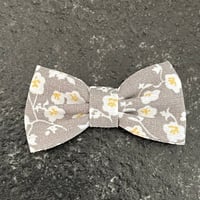 Image 1 of Barrette fleurie grise