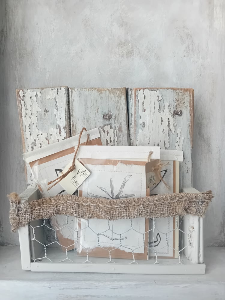 Image of Rustic Handmade Chippy Painted Timber Chicken Wire Sacking Pocket Flower Display